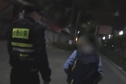 Cậu bé Trung Quốc tự đi thăm mộ mẹ lúc nửa đêm