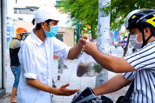 Hàng quán ở TP.HCM tuân thủ 5K, chỉ bán mang đi