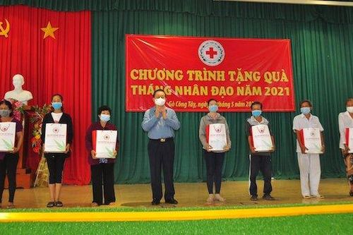Trưởng Ban Tuyên giáo Trung ương tặng quà cho người nghèo tại Tiền Giang