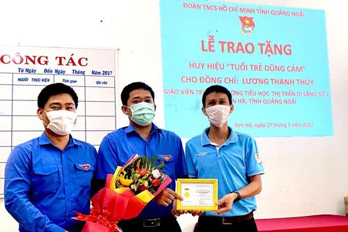 Trao Huy hiệu Tuổi trẻ dũng cảm cho người cứu sống hai em nhỏ đuối nước
