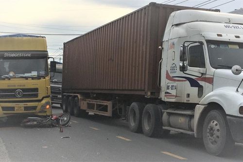 Đồng Nai: Va chạm với xe đầu kéo, 2 người đi xe máy thương vong
