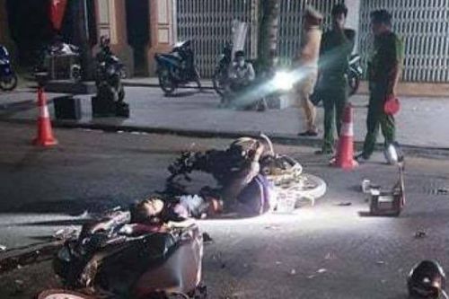 2 xe máy đấu đầu trong đêm, 4 người thương vong