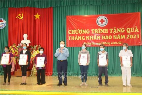 Trưởng Ban Tuyên giáo Trung ương thăm, tặng quà hộ gia đình chính sách tỉnh Tiền Giang