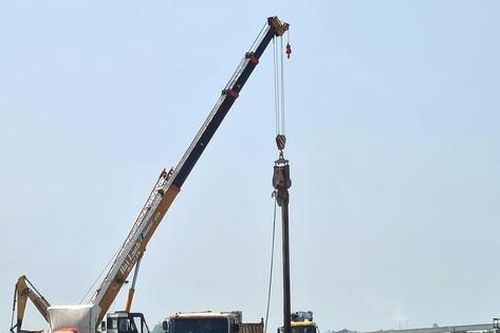 Nguyên vật liệu tăng giá, dự án 'treo' thi công