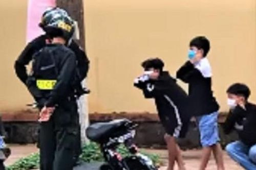 Xôn xao Clip cảnh sát phạt ba học sinh 'thụt xì dầu'