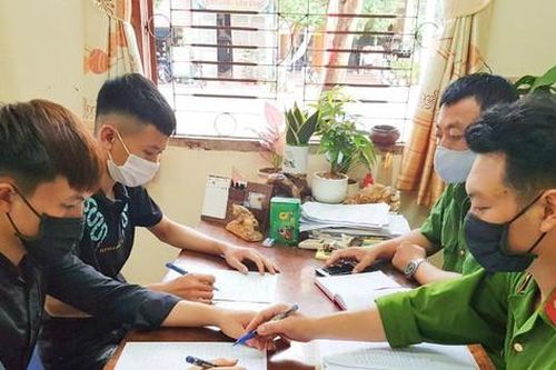 Hai thanh niên trèo tường vào khu cách ly thăm bạn gái là F1