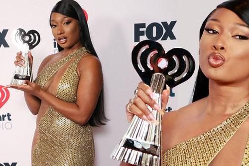 Megan Thee Stallion diện đầm ngắn cũn còn xẻ bạo đi nhận giải thưởng
