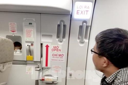 Tự ý mở cửa máy bay chuẩn bị cất cánh, khách bị cấm bay 9 tháng