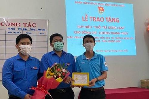 Tặng Huy hiệu 'Tuổi trẻ dũng cảm' cho tổng phụ trách Đội quên mình cứu người đuối nước