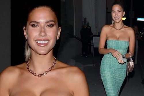Mẫu nội y Kara Del Toro mặc cúp ngực 'bốc lửa'