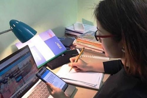 Hà Nội: Học sinh lớp 12 tham gia kiểm tra khảo sát trực tuyến