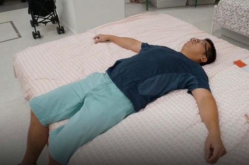 Mệt mỏi vì công việc, người trẻ Trung Quốc chọn lối sống 'nằm xuống'