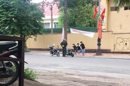 Cảnh sát phạt học sinh 'thụt xì dầu' để răn đe vi phạm giao thông