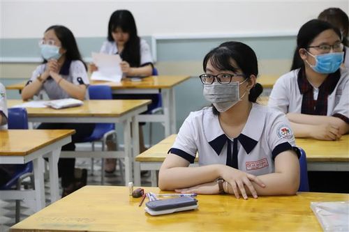 Cán bộ rọc phách, chấm bài thi của F1, F2 phải mặc trang phục bảo hộ