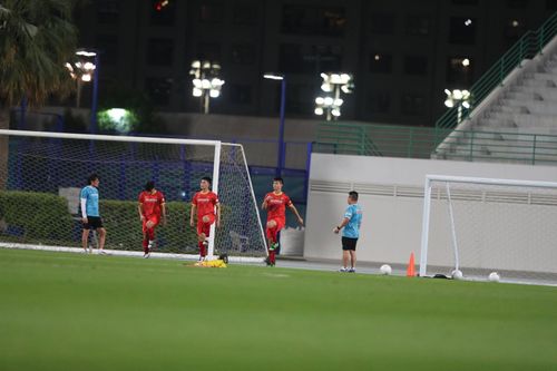 Vòng loại World Cup 2022: Duy Mạnh, Đình Trọng, Minh Vương phải tập riêng với bác sĩ