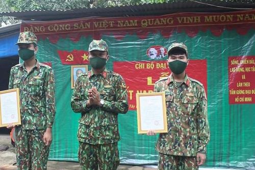 Lễ kết nạp đảng viên nơi tuyến đầu chống dịch COVID-19
