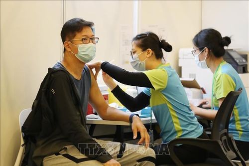Giới tài phiệt Hong Kong (Trung Quốc) 'tung chiêu' khuyến khích người dân tiêm vaccine phòng COVID-19