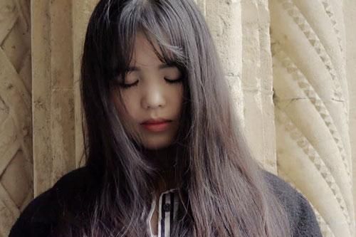 Tặng đồng nghiệp một thỏi son xịn, tôi đứng hình khi vô tình thấy hành động của chị ấy trong nhà vệ sinh