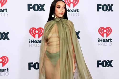 Doja Cat lộ thân hình 'chảy xệ' trên thảm đỏ khi đụng váy trong suốt với siêu mẫu Gigi Hadid