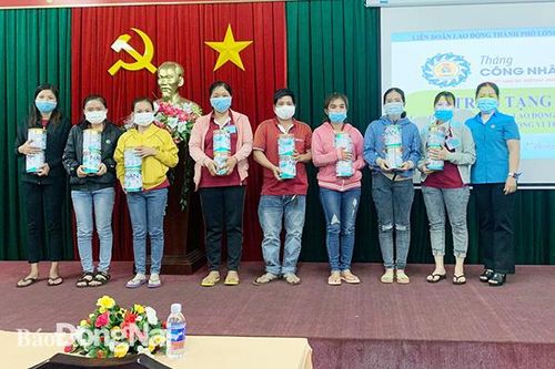 Tặng 4.644 hộp sữa bột cho con công nhân có hoàn cảnh khó khăn