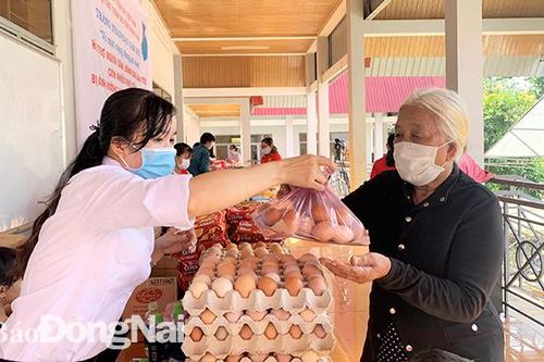 243 người dân xã Tà Lài được tặng quà theo hình thức tự chọn