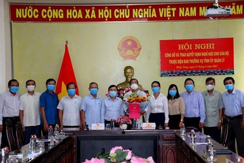 Trao quyết định nghỉ hưu trước tuổi cho ông Trần Văn Hiếu