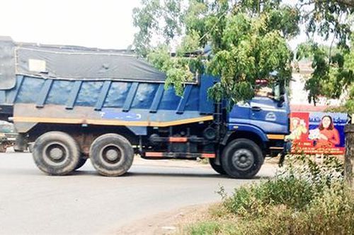 Người dân Tiểu khu 1, 2, 6 thị trấn Ái Tử khốn đốn do xe chở đất, cát gây ô nhiễm môi trường