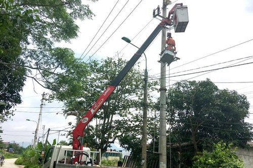 Bảo vệ hành lang lưới điện mùa mưa bão