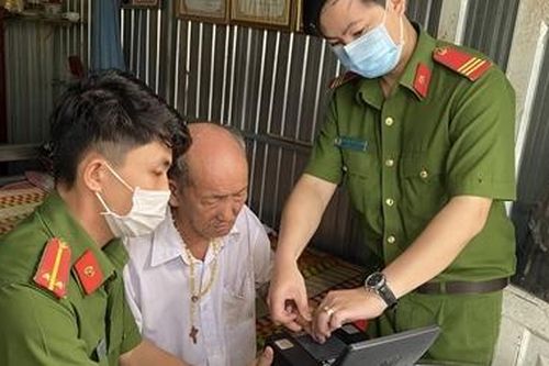 Công an TP Cần Thơ đến tận nhà làm CCCD cho người già
