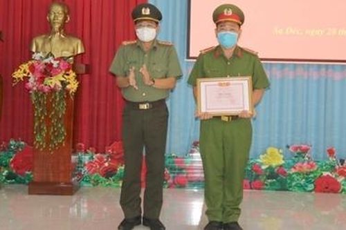 Công an tỉnh Đồng Tháp trao khen vụ bắt trộm 1,7 tỷ đồng