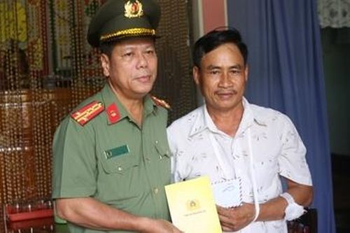Thăm hỏi Công an viên bị côn đồ chém vào tay