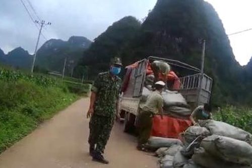 Xử phạt 60 triệu đồng, tịch thu trên 2 tấn nguyên liệu thuốc lá không rõ nguồn gốc