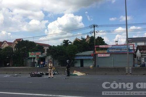 2 xe máy tông nhau trên QL51, một thanh niên văng vào dải phân cách tử vong