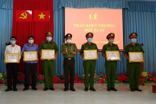 Khen thưởng vụ bắt nóng kẻ cắt cửa nhà dân trộm 1,7 tỉ đồng