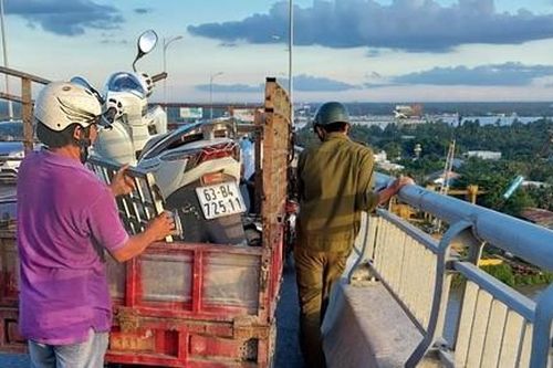 Thanh niên điện thoại cho mẹ xong, bỏ lại xe tay ga rồi nhảy cầu Rạch Miễu