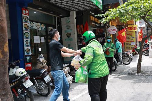 Shipper nhộn nhịp 'nổ đơn', quán tăng người phục vụ mùa dịch COVID-19