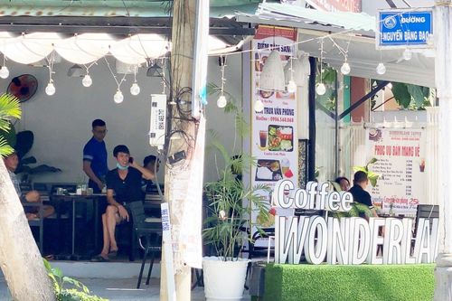 Bất chấp lệnh cấm, chủ quán cà phê vẫn ngang nhiên mở cửa phục vụ khách tại chỗ
