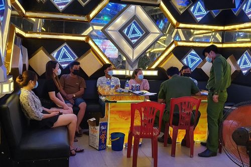 Mở cửa đón khách bất chấp lệnh cấm, quán karaoke bị phạt 15 triệu đồng