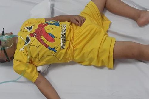 Khẩn cầu của người mẹ có con trai 5 tuổi mắc bệnh u não không tiền chữa trị