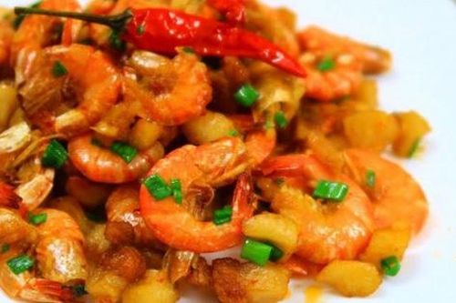 Rang tôm tuyệt đối không cho thứ nước này, tôm sẽ đỏ au, thơm phức, khô giòn, ngon hết sảy