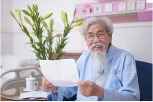 Nằm viện giữa mùa dịch, cụ ông trăm tuổi vẫn lạc quan ngồi viết thơ tay