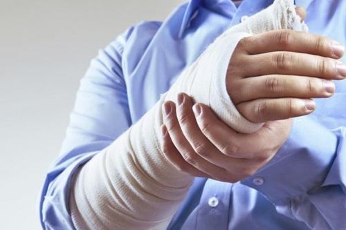 Gãy xương và cách sơ cứu trước khi đến viện