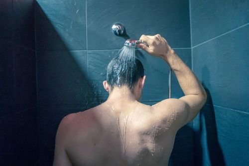Đột quỵ khi tắm đêm: Tuyệt đối không xả nước lên người sau 23 giờ