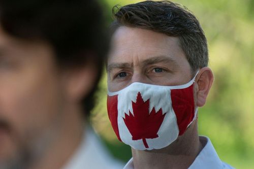 Nghị sĩ Canada bị bắt gặp đi vệ sinh giữa cuộc họp quốc hội trực tuyến