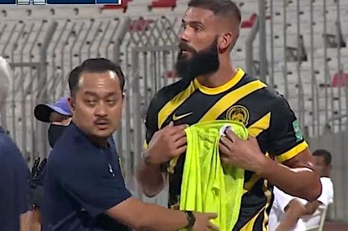 Tiền vệ Malaysia nhập tịch ngơ ngác khi nhận thẻ đỏ