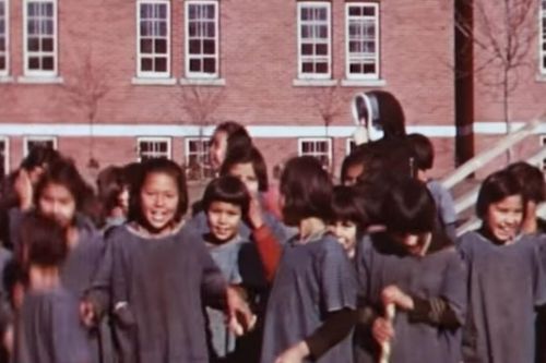 Canada phát hiện 215 hài cốt trẻ em tại trường nội trú cũ