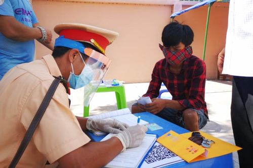 7 người trốn trong thùng xe tải để vượt chốt kiểm dịch Covid-19