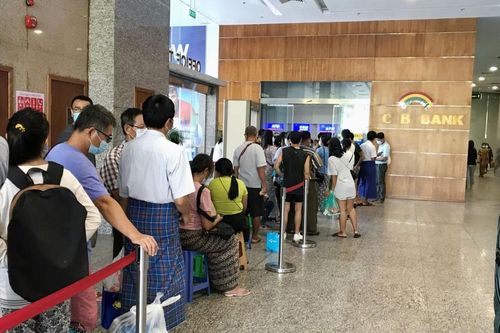 Người Myanmar chật vật vì thiếu tiền mặt