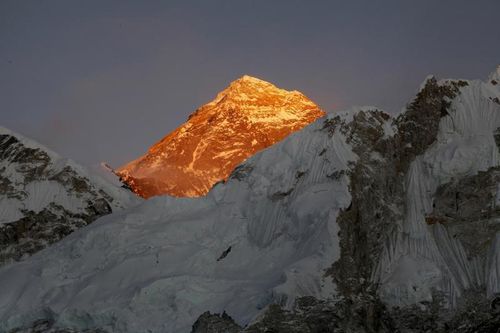 Bất chấp dịch bùng phát, hàng trăm người quyết leo Everest