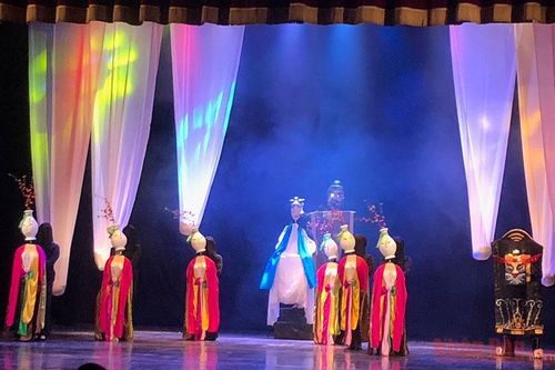 Các nhà hát chật vật 'bơi' giữa dòng Covid-19